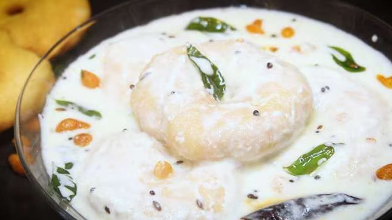 ఇప్పుడు స్టవ్ ఆన్ చేసి, పాన్ పెట్టి అందులో వడలు వేయించుకోవడానికి సరిపడ నూనె వేయాలి. ఇప్పుడు వడలను తయారు చేసి నూనెలో వేసి డీప్ ఫ్రై చేసుకోవాలి. ఇలా మొత్తం వడలు చేసుకోవాలి. వడలు మంచిగా కాలే విధంగా, బంగారు రంగు వచ్చిన తర్వాత వీటిని పక్కన పెట్టుకోవాలి.