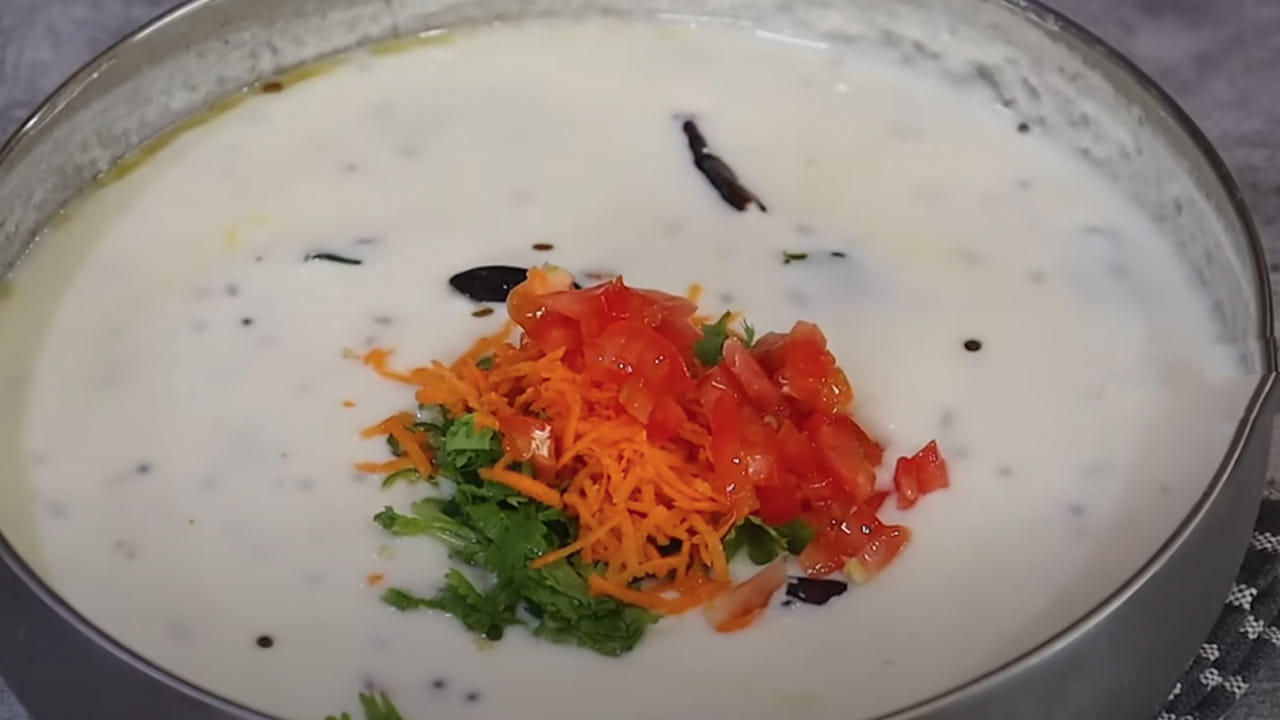 ఇప్పుడు పెరుగు మిశ్రమం తయారు చేసుకోవాలి. దీని కోసం పెరుగును ఒక బౌల్‌లో తీసుకోవాలి. దానిని చిక్కగా తయారు చేసుకోవాలి కొన్ని నీళ్లు పోస్తూ, తర్వాత కొంచెం నూనె పోసి అందులో ఆవాలు, ఎండు మిర్చీ కొత్తిమీర వేసి తాళింపు పెట్టుకొని ఆ తాళింపు పెరుగు మిశ్రమంలో వేయాలి. తర్వాత అందులో వడలు వేసి దాదాపు 20 నిమిషాల పాటు ఫ్రిజ్‌లో పెట్టుకోవాలి. అంతే టేస్టీ టేస్టీ పెరుగు వడ రెడీ.