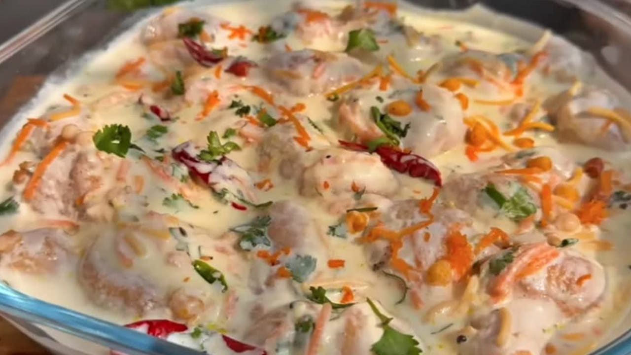 ఈ పెరుగు వడలు మంచి రుచిని ఇవ్వడమే కాకుండా ఆరోగ్యానికి చాలా మంచిది. వీటిని చిన్న పిల్లల నుంచి పెద్ద వారి వరకు ప్రతి ఒక్కరూ చాలా ఇష్టంగా తింటారు. అంతే కాకుండా వీటిని తినడం వలన ఇది డీ హైడ్రేషన్‌ను తగ్గిస్తుంది. ఆరోగ్యానికి చాలా మేలు చేస్తుంది.