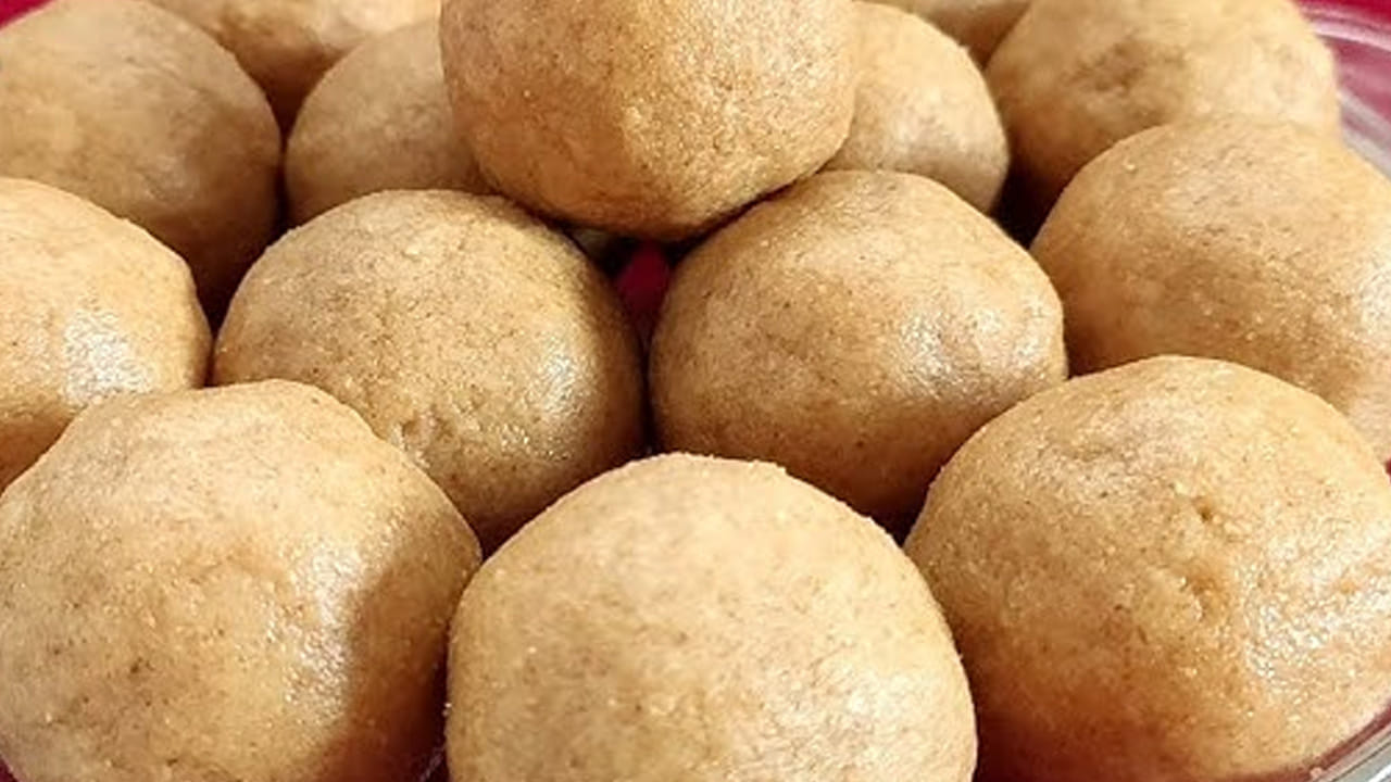 పెసరపప్పుతో లడ్డులు తయారీ విధానం
ముందుగా పెసరపప్పును బాగా వేయించుకోవాలి: పెసరపప్పును తీసుకుని వాసన వచ్చే వరకు బాగా వేయించి ఒక ప్లేట్ లో పెట్టుకోవాలి. అవి రంగు మారే వరకు మీడియం మంటపై బాగా వేయించి వాటిని ఫ్యాన్ కింద చల్లార్చాలి.