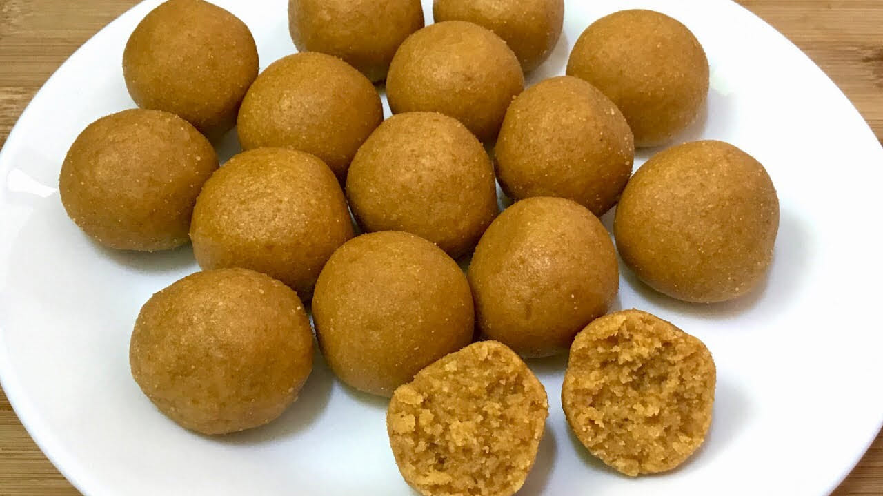 లడ్డూలు: ఈ మిశ్రమాన్ని ఒక గిన్నెలోకి తీసుకుని, ముందుగా వేడి చేసిన నెయ్యిని దీనిలో వేసి ఆ తర్వాత జీడిపప్పు కూడా వేసి కలుపుకోవాలి. కొద్దిగా నెయ్యి చేతికి రాసుకుని, ఆ మిశ్రమాన్ని తీసుకుని చిన్న లడ్డూలుగా చేసుకుని ప్లేట్ లో పెట్టుకోవాలి.