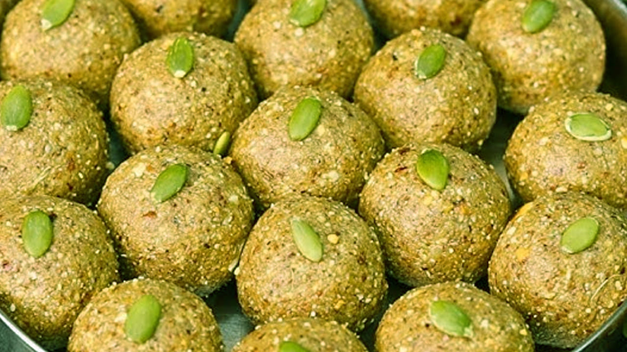 
పెసరపప్పు ఇలా  వేయించాలి : ముందుగా గ్యాస్ వెలిగించి పాన్‌లో పెసరపప్పును మీడియం మంటపై వాటిని  వేయించాలి. ఎలా అంటే 
మంచి వాసన వచ్చేవరకు, ఇంకా గోల్డ్  కలర్లోకి మారే  వరకు వాటిని బాగా  వేయించాలి. అలా వేయించిన వాటిని ఫ్యాన్ కింద బాగా 
 చల్లారనివ్వాలి. ఇలా చేస్తే త్వరగా పిండి అవుతాయి. 