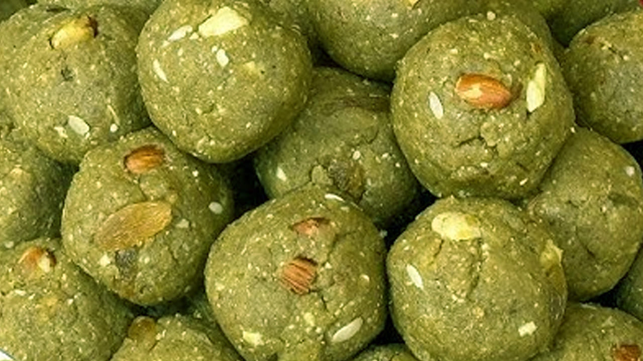 పెసరపప్పు లడ్డు చేయడానికి కావాల్సిన పదార్థాలు :  ఒక కప్పు పెసరపప్పు, బెల్లం లేదా పంచదార పొడి లేదా పటిక బెల్లం పొడి,  మూడు టేబుల్ స్పూన్స్  నెయ్యి , ఒక టేబుల్  స్పూన్ యాలకుల పొడి, 06 జీడిపప్పు, 06 బాదం, ఇవి లడ్డూకి మంచి టెస్ట్ ను ఇస్తాయి. ఇంకా మంచి సువాసనను కూడా  ఇస్తాయి.