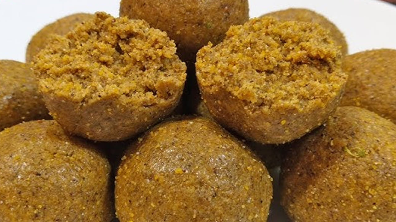 పెసరపప్పు ఇలా పొడిగా మిక్సీ పట్టుకోవాలి:  బాగా చల్లారిన పెసరపప్పును మిక్సీ లో వేసుకుని వాటిని బాగా గ్రైండ్ చేసుకోవాలి. ఇంకా వాటిని  పొడిలాగా చేసుకోవాలి. ఇంకా ఇది మెత్తగా ఉంటే లడ్డూలు కూడా సాఫ్ట్‌గా వస్తాయి. నోటిలో పెట్టుకోగానే కరిగిపోతాయి. అలాగే, పిండి బరకగా కూడా ఉండకూడదు. అలా చేస్తే ఉండ మంచిగా రాదు. 
