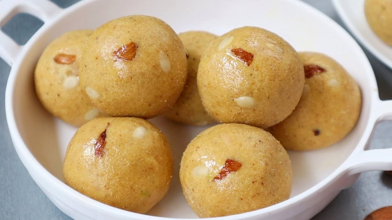 ఇప్పుడు నెయ్యి కూడా దీనిలో కలిపి బాగా మిక్స్ అయ్యేలా కలుపుకోవాలి. ఇది చేత్తో యాలకుల పొడిని దీనిలో వేస్తె  రుచి పెరుగుతుంది.   చేతితో పట్టేలా ఉండేలా చూసుకోవాలి. ఇది వేడి మీదే ఉన్నప్పుడే చేతికి ఒక టేబుల్ స్పూన్ ఆయిల్ రాసుకుని లడ్డూలుగా చేసుకుని తినడమే. ఎండాకాలంలో తినాల్సిన హెల్దీ స్నాక్.. పిల్లలతోపాటు పెద్దవాళ్ళు కూడా తినొచ్చు.  

