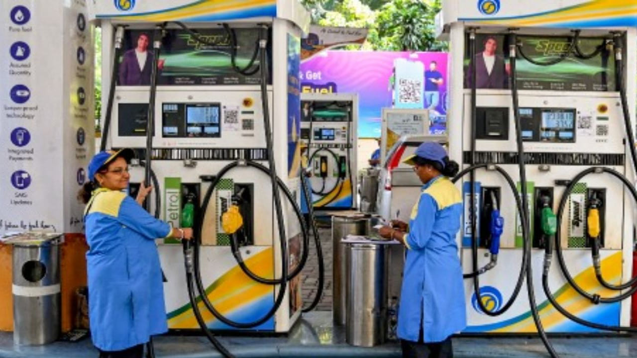 ప్రస్తుతం దేశంలో పెట్రోల్ ధర రూ.107గా ఉంది. ప్రాంతాలను బట్టి ధరలు మారుతూ ఉంటాయి. ఇక డీజిల్ ధర రూ.100గా కొనసాగుతోంది. దాదాపు అన్ని రాష్ట్రాల్లో ఇవే ధరలు ఉండగా.. ఒక ప్రాంతంలో మాత్రం తక్కువ ధరకే లభిస్తోంది. లీటర్ పెట్రోల్ కేవలం రూ.82కే దొరుకుతుండగా.. డీజిల్ రూ.78 పలుుతోంది. అది ఎక్కడో కాదు..
