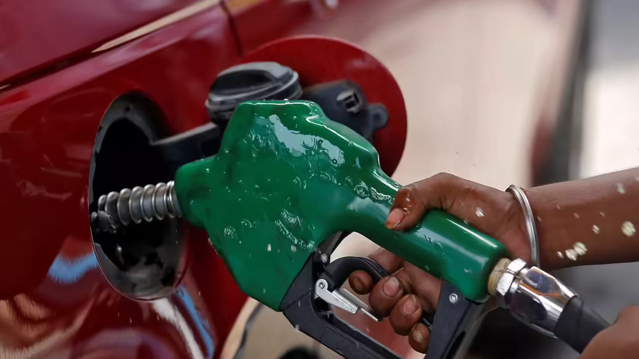 హర్ముజ్ జలసంధి వద్ద అనిశ్చితి, అస్దిర పరిస్థితుల క్రమంలో మే 1 నుంచి ఇంధన ధరలు పెరుగుతాయనే చర్చ తెరపైకి వచ్చింది. ఐదు రాష్ట్రాల అసెంబ్లీ ఎన్నికలు కూడా ముగియడంతో వచ్చే నెల 1 నుంచి ధరలను కేంద్ర ప్రభుత్వం వచ్చే అవకాశముందని ఊహాగానాలు వినిపిస్తున్నాయి. రూ.25 నుంచి రూ.28 వరకు ధరలు పెరగొచ్చనే ఆందోళనలు వ్యక్తమవుతున్నాయి. అయితే దీనిపై కేంద్రం స్పందించి క్లారిటీ ఇచ్చింది.

