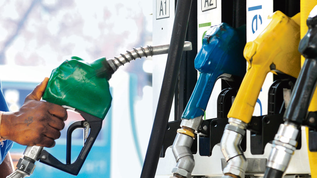 ముడి చమురు ధరలు బ్యారెల్‌కు 100 డాలర్లకు చేరుకుంది. హర్ము్జ్ జలసంధి వద్ద నౌకలపై దాడులు పెరుగుతున్న క్రమంలో ముడి చమురు ధరల్లో హెచ్చుతగ్గులు నమోదవుతున్నాయి. దీంతో దేశంలో ఇంధన ధరలు పెరుగుతాయనే వార్తలు వినిపిస్తున్నాయి. ప్రస్తుతం ప్రభుత్వం పెంచేది లేదని చెప్పినప్పటికీ.. భవిష్యత్తులో అంతర్జాతీయ పరిణామాలను బట్టి పరిస్థితులు మారొచ్చని అంటున్నారు.
