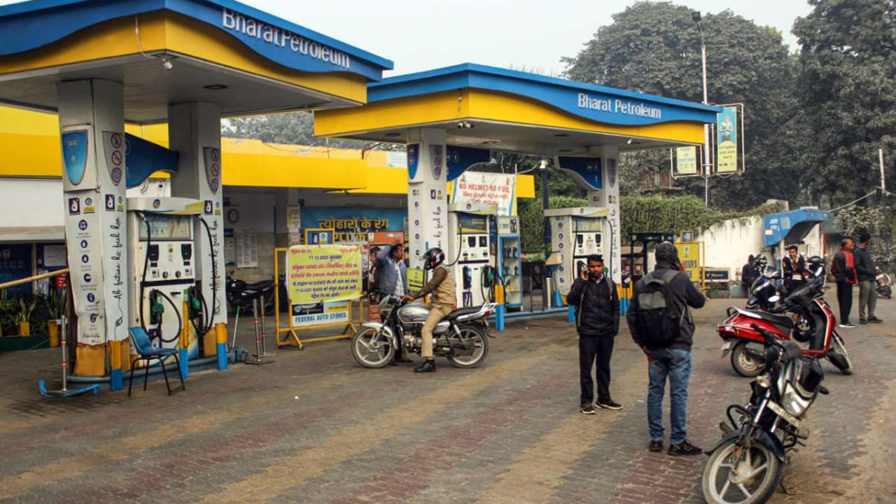 కేంద్ర పాలిత ప్రాంతాల్లో స్దానిక పన్నులు తక్కువగా ఉంటాయి. రాష్ట్రాల జోక్యం ఉండకపోవడం వల్ల కేవలం కేంద్రం విధించే పన్నులు మాత్రమే అక్కడ అమలవుతున్నాయి. కేంద్రం విధించే ఎక్సైజ్ డ్యూటీ మాత్రమే ఇక్కడ ఉండగా.. అదనపు సెస్‌లు తక్కువగా ఉన్నాయి. ఎక్సైజ్ సుంకంతో పాటు రాష్ట్రాలు 35 శాతం వరకు వ్యాట్ వసూలు చేస్తున్నాయి. కేంద్ర పాలిత రాష్ట్రాల్లో ఇవి ఉండవు.