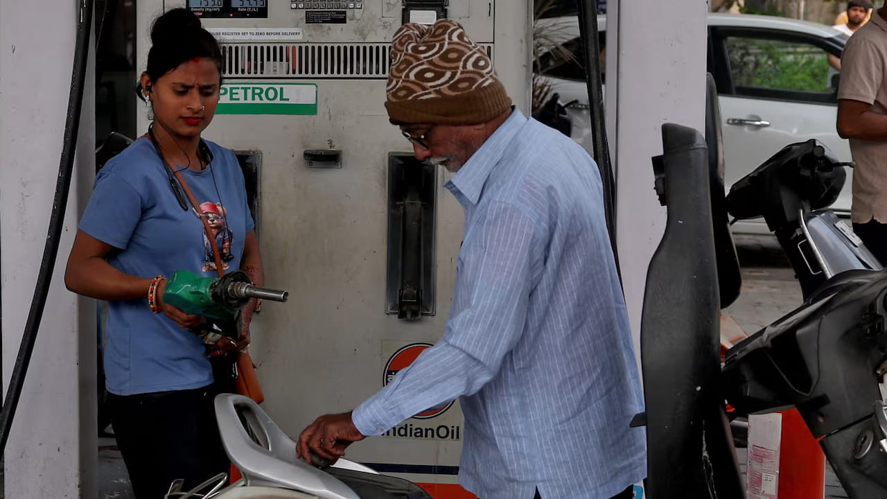 ఇరాన్-ఇజ్రాయెల్ మధ్య యుద్దం ప్రారంభమైన దగ్గర నుంచి హర్ముజ్ జలసంధి ద్వారా నౌక రవాణా భారీగా తగ్గింది. యుద్దం కంటే ముందు సుమారు రోజు 138  ఓడలు ప్రయాణించేవి. కానీ ఇప్పుడు 67కి తగ్గిపోయింది. దీంతో అంతర్జాతీయ సరుకు రవాణాపై దీని ప్రభావం పడుతుంది. సముద్ర రవాణాలో గణనీయమైన తగ్గింపును ఇది సూచిస్తోంది. ముడి చమురు సరుకు రవాణాపై ఇది ప్రభావం చూపిస్తుంది.
