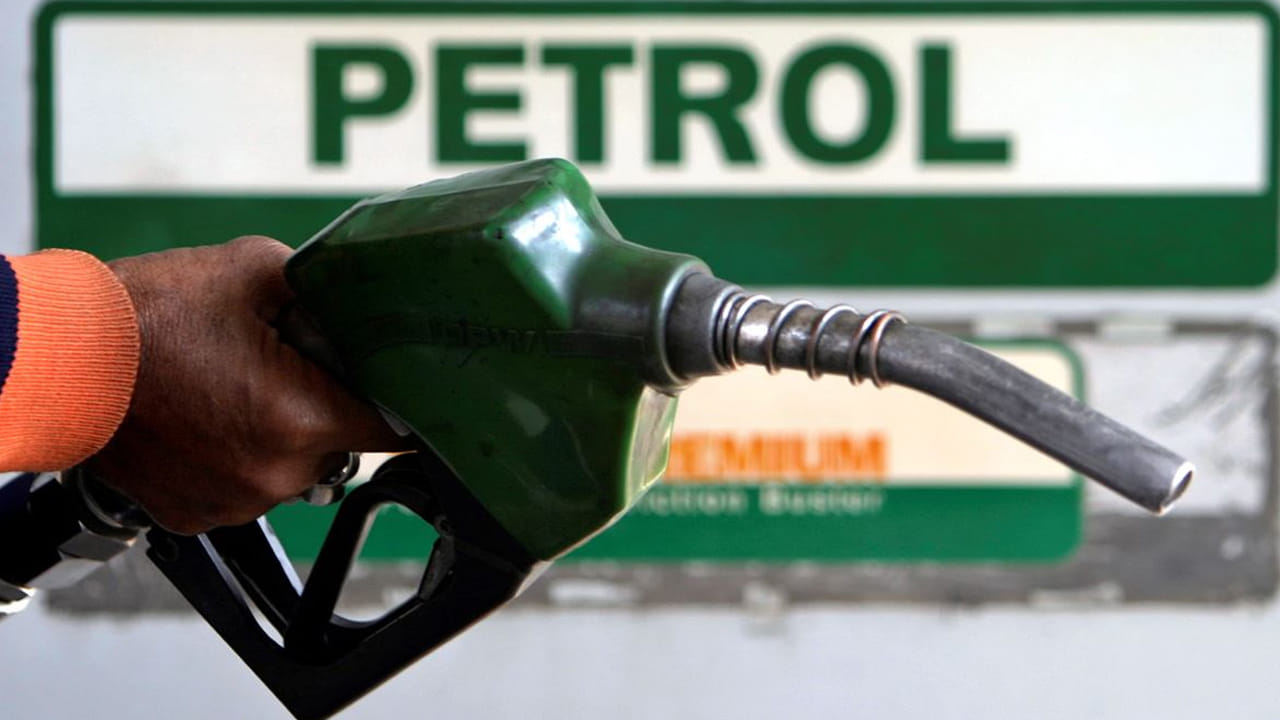 ఇక ప్రభుత్వ రంగ ఇంధన రిటైలర్ సంస్థలు అయిన భారత్ పెట్రోలియం కార్పొరేషన్ లిమిటెడ్, హిందూస్థాన్ పెట్రోలియం కార్పొరేషన్ లిమిటెడ్, ఇండియన్ ఆయిల్ కార్పొరేషన్ వంటి సంస్థలు పెట్రోల్, డీజిల్ ధరలు పెంచలేదు. ధరలను పెంచేదే లేదని ఇప్పటికి ప్రభుత్వం తెలిపింది. ప్రైవేట్ సంస్థల ధరలపై నియంత్రణ విధించే అధికారం ప్రభుత్వానికి ఉండదు. అందుకే ప్రైవేట్ సంస్థలు పెంచుతున్నాయి.