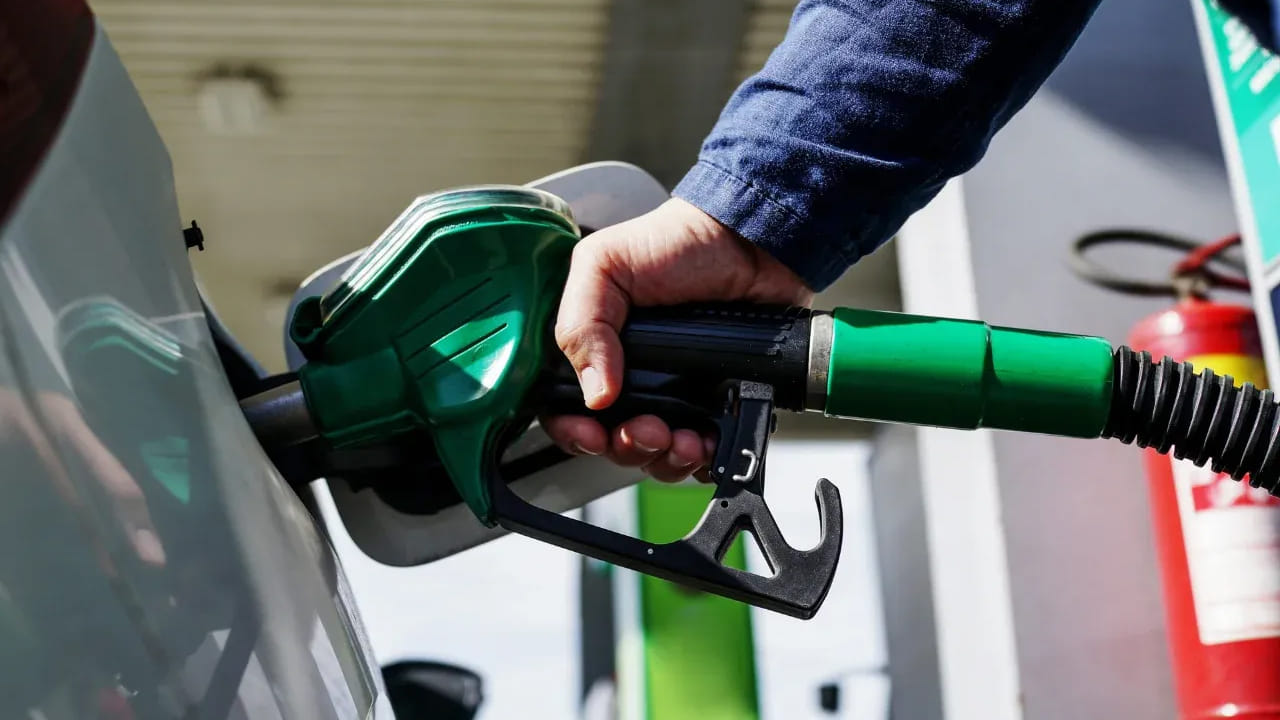 ఇక రాష్ట్ర ప్రభుత్వాలు రోడ్డు అభివృద్ది, కాలుష్య నియంత్రణ, సామాజిక సంక్షేమ వంటి ప్రత్యేక ట్యాక్సులు విధిస్తూ ఉంటాయి. ఇక రవాణా ఖర్చులు, పెట్రోల్ బంక్ యజమానుల కమిషన్ వంటివి ధరలను నిర్ణయించడంలో కీలకంగా ఉంటాయి. అయితే అండమాన్ నికోబార్ దీవుల్లో ఈ ట్యాక్సులు తక్కువగా ఉన్నాయి. దీంతో అక్కడ ధరలు తక్కువగా ఉంటున్నాయి.  