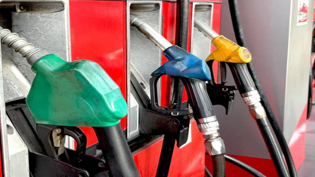 అంతర్జాతీయంగా ముడి చమురు ధరలు పెరుగతున్నాయి. బ్యారెల్కు 100 డాలర్లకు పైగా పలుకుతోంది. దీని వల్ల ఇంధన రిటైలర్ సంస్థలు సమతమవుతున్నాయి. దీని వల్ల ధరలను పెంచాల్సి వస్తుందని కంపెనీలు చెబుతున్నాయి. అటు ఏటీఎఫ్ ధరలు కూడా పెరుగుతున్నాయి. అటు కమర్షియల్ సిలిండర్ ధరలు మరోసారి ఏప్రిల్ 1న పెరిగాయి.