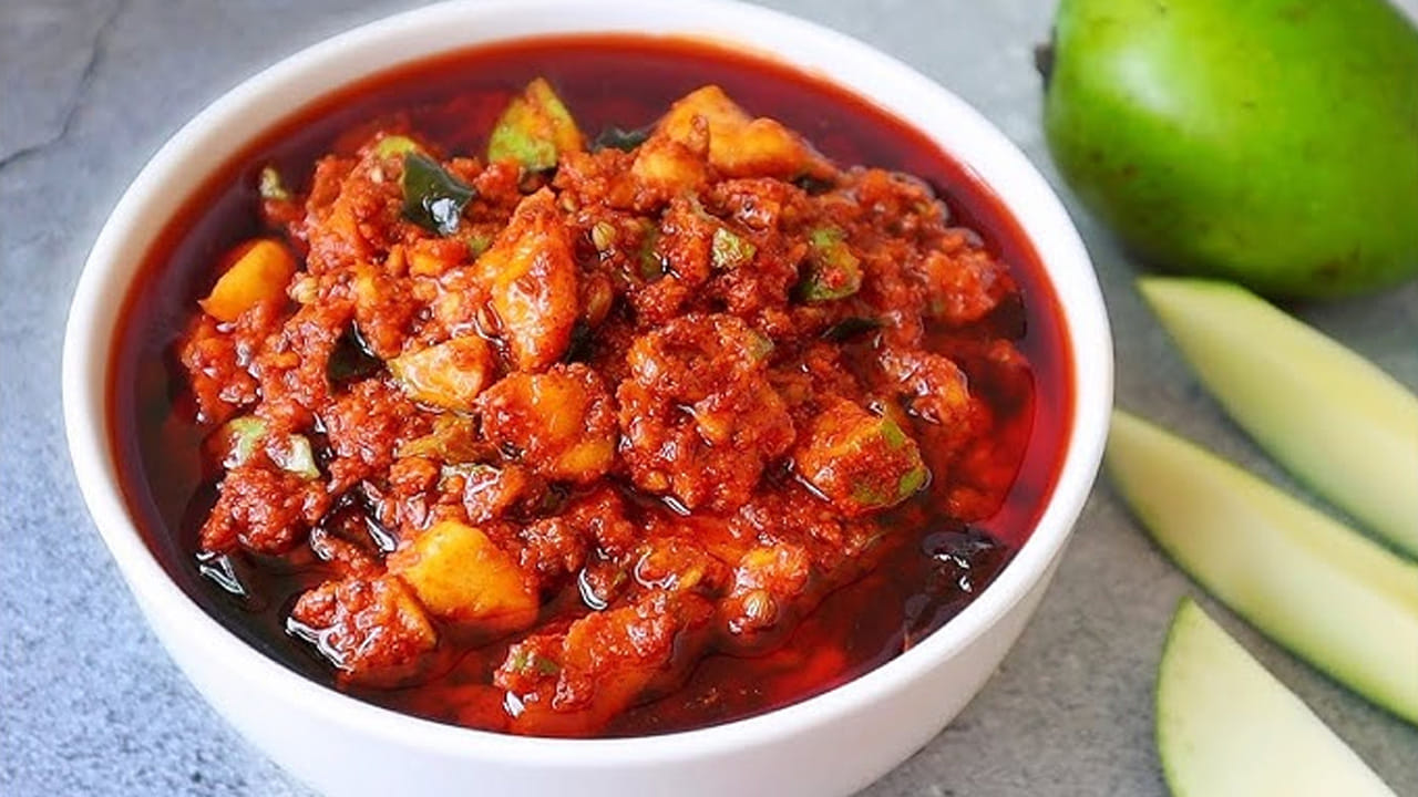 ఊరగాయ పెట్టేముందు కూడా మామిడికాయలను సరిగ్గా ఎంచుకోవాలి. ముఖ్యంగా మెత్తగా చాలా పెద్ద పరిమాణంలో ఉన్నవాటిని అస్సలే ఊరగాయకు ఉపయోగించకూడదు. కాయ చాలా గట్టిగా,  చాలా చిన్న పరిమాణం లేదా మధ్యస్థంగా ఉన్నవి మాత్రమే తీసుకోవాలి. అలాగే మామిడికాయను కాస్త గీసి చూస్తే పొలపు వాసన రావాలి. అప్పుడే ఆ కాయ ఊరగాయకు పనికి వస్తుంది.