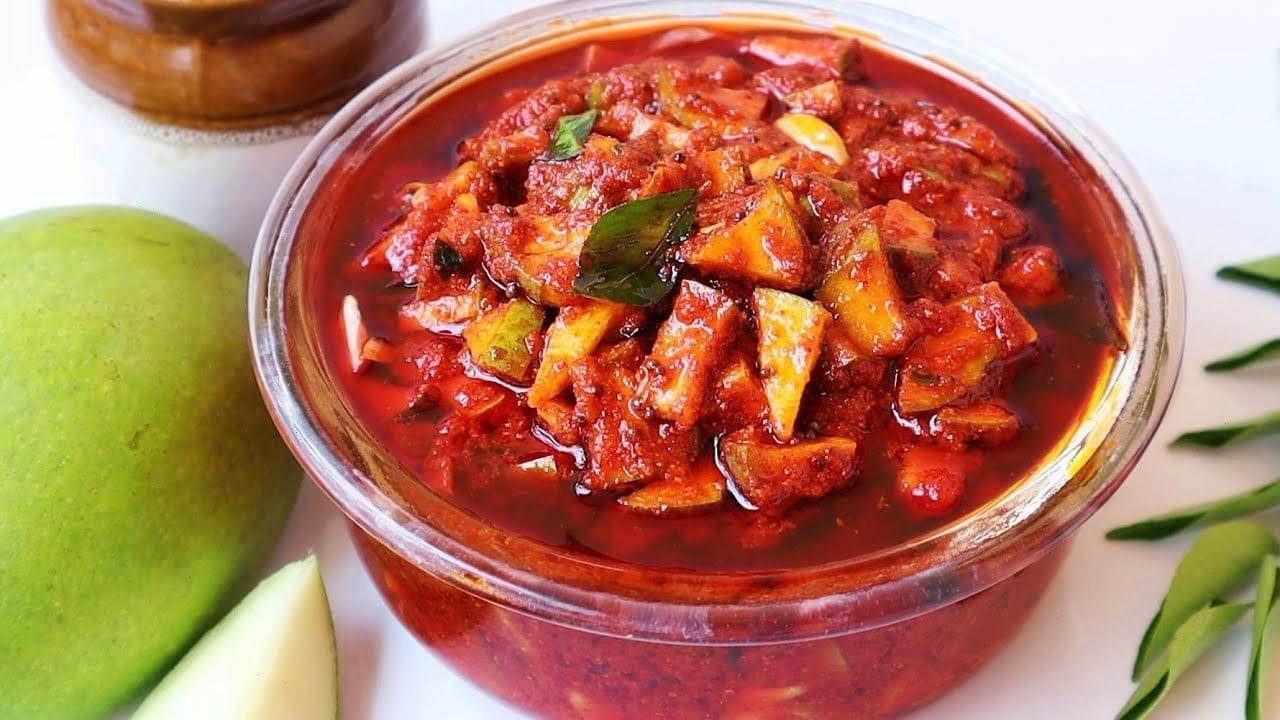 ఇక మామిడికాయ ఊరగాయ పెట్టడానికి ఎప్పుడూ కూడా తాజా వాటిని మాత్రమే ఉపయోగించాలి. అలాగే కాస్త పాడైనవి, ఏదైనా నల్లటి మచ్చలు ఉన్నవాటిని అస్సలే ఉపయోగించకూడదు. వీటిని ఉపయోగిస్తే పచ్చడి మొత్తం పాడైపోయే ప్రమాదం ఉంటుంది.