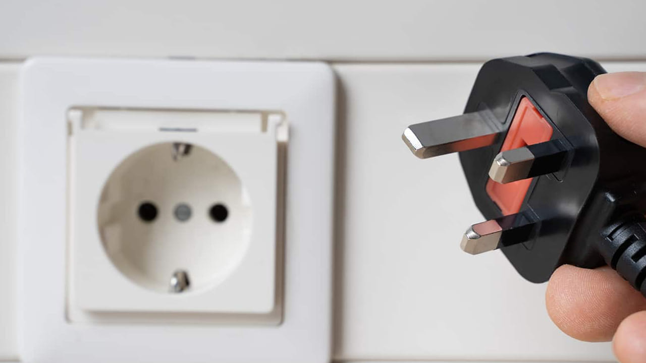 ప్రతీ ఒక్కరి ఇంట్లో విద్యుత్ ప్లగ్గులు అనేవి తప్పనిసరిగా ఉంటాయి. ఎలక్ట్రానిక్ పరికరాలకు విద్యుత్ అందించేందుకు, చార్జింగ్ లాంటివి పెట్టుకునేందుకు ఎలక్ట్రిక్ ప్లగ్గులు అనేవి ఉపయోగపడతాయి. అయితే మీరు వీటిని పరిశీలిస్తే మూడు పిన్నులు మాత్రమే ఉంటాయి. అందులో పై పిన్ను పొడవుగా, లావుగా ఉంటే.. కింద ఉండే రెండు పిన్నులు చిన్నగా ఉంటాయి. పై పిన్ను అలా పొడవుగా ఎందుకు ఉంటుందంటే..?