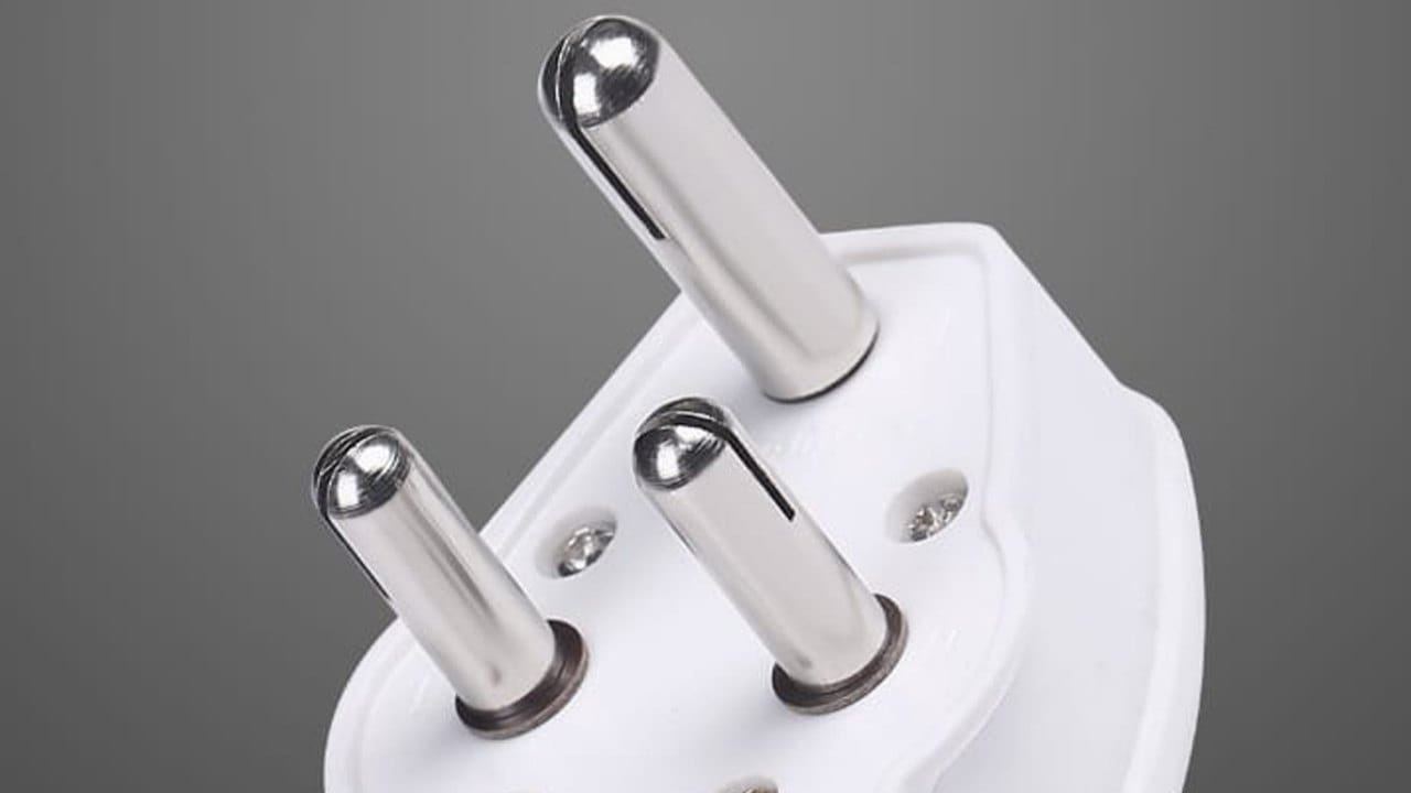 ఈ పెద్ద పిన్ను వెనుక అనేక రహస్యాలు ఉంటాయి. ఇది ఒక రక్షణ కవచంలా పనిచేస్తుంది. ఈ పిన్నును ఎర్తింగ్ పిన్ను లేదా గ్రౌండ్ పిన్నుగా పిలుస్తారు. విద్యుత్ షాక్ తగలకుండా ఇది కాపాడుతుంది. విద్యుత్ లీక్ అయినప్పుడు  ఇది దానిని భూమిలోకి పంపుతుంది. ఏదైనా వైర్ తెగి బాడీకి తగిలినప్పుడు ఆ పిన్ను ద్వారా విద్యుత్ భూమిలోకి వెళుతుంది. దీని వల్ల విద్యుత్ షాక్ అనేది ఉండదు.
