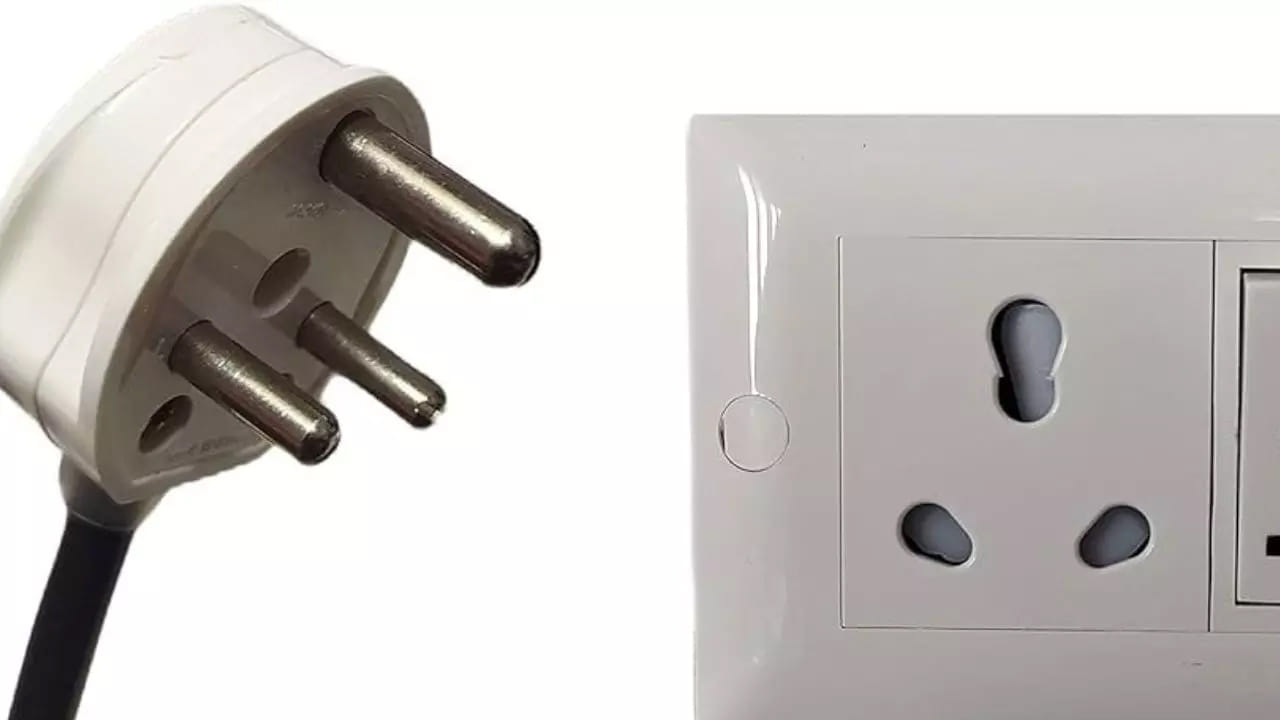 దీంతో ప్రతీ ఇంట్లో తప్పనిసరిగా మూడు ప్లగ్గుల పిన్‌ను వాడతారు. దీని వల్ల విద్యుత్ షాక్ తగిలే ప్రమాదం తక్కువగా ఉంటుంది. రెండు ప్లగ్గుల పిన్ వాడితే ప్రమాదం బారిన పడవచ్చు. వర్షాకాలంలో లేదా తడి చేతులతో ఎలక్ట్రానిక్ వస్తువులను తాకినప్పుడు కరెంట్ షాక్ కొట్టే అవకాశం ఉంటుంది. అదే మూడు ప్లగ్గుల పిన్ ఉండటం వల్ల ప్రమాదం తగ్గుతుంది.
