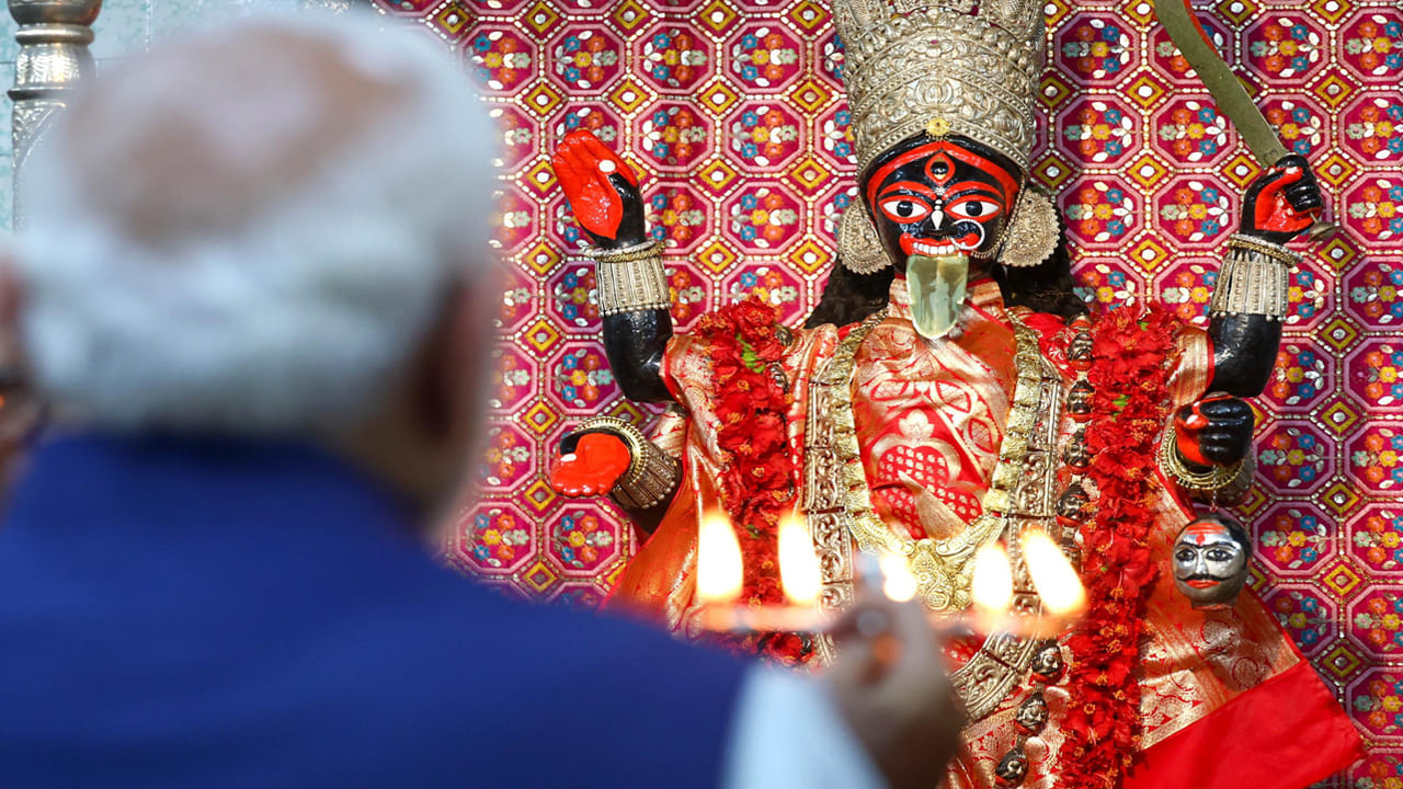 ఈ ఆలయ మరో ప్రత్యేకత ఇక్కడ సమర్పించే మాంసాహార నైవేద్యం. రామకృష్ణ పరమహంస తన శిష్యుడు కేశవ చంద్ర సేన్ ఆరోగ్యం కోసం కొబ్బరి బొండంలో వండిన రొయ్యలు సమర్పించిన నాటి నుండి ఈ ఆచారం కొనసాగుతోంది. అనారోగ్య సమస్యల నుండి విముక్తి పొందేందుకు భక్తులు నేటికీ ఇక్కడ అమ్మవారికి మాంసాహార ప్రసాదాన్ని మొక్కుబడిగా సమర్పిస్తుంటారు.