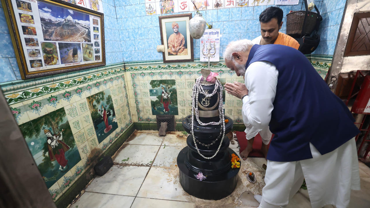 ఆధ్యాత్మిక గురువు రామకృష్ణ పరమహంసకు ఈ ఆలయంతో లోతైన అనుబంధం ఉంది. ఆయన తరచుగా ఇక్కడికి వచ్చి అమ్మవారి భక్తి పారవశ్యంలో మునిగిపోయేవారు. "శంకరుని హృదయంలో కాళీ అమ్మవారు కొలువై ఉన్నారు" అనే అర్థం వచ్చే ఆయన అమృత వాక్కులు నేటికీ ఆలయ గోడలపై చెక్కబడి కనిపిస్తాయి. ఇది భక్తులకు గొప్ప ఆధ్యాత్మిక ప్రేరణను ఇస్తుంది.
