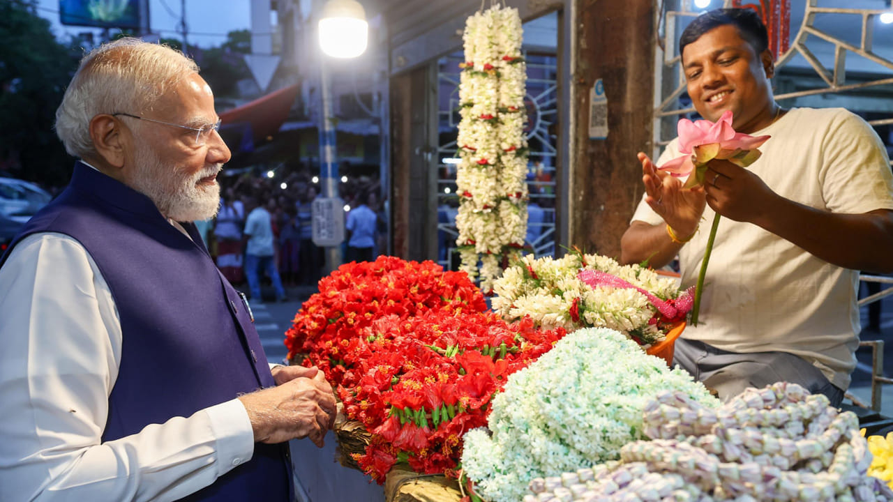 పశ్చిమ బెంగాల్ రెండో విడత ఎన్నికల ప్రచారంలో భాగంగా ఉత్తర కోల్‌కతాలో భారీ రోడ్‌షో నిర్వహించడానికి ముందు ప్రధాని నరేంద్ర మోదీ చారిత్రాత్మక తంతానియా కాళిబారిని సందర్శించారు. నగర నడిబొడ్డున ఉన్న ఈ పురాతన ఆలయంలో మా కాళీ మాత ఆశీస్సులు తీసుకోవడం ద్వారా బెంగాల్ సంస్కృతి, ఆధ్యాత్మికతతో తనకున్న విడదీయలేని అనుబంధాన్ని ప్రధాని మరోసారి చాటుకున్నారు.
