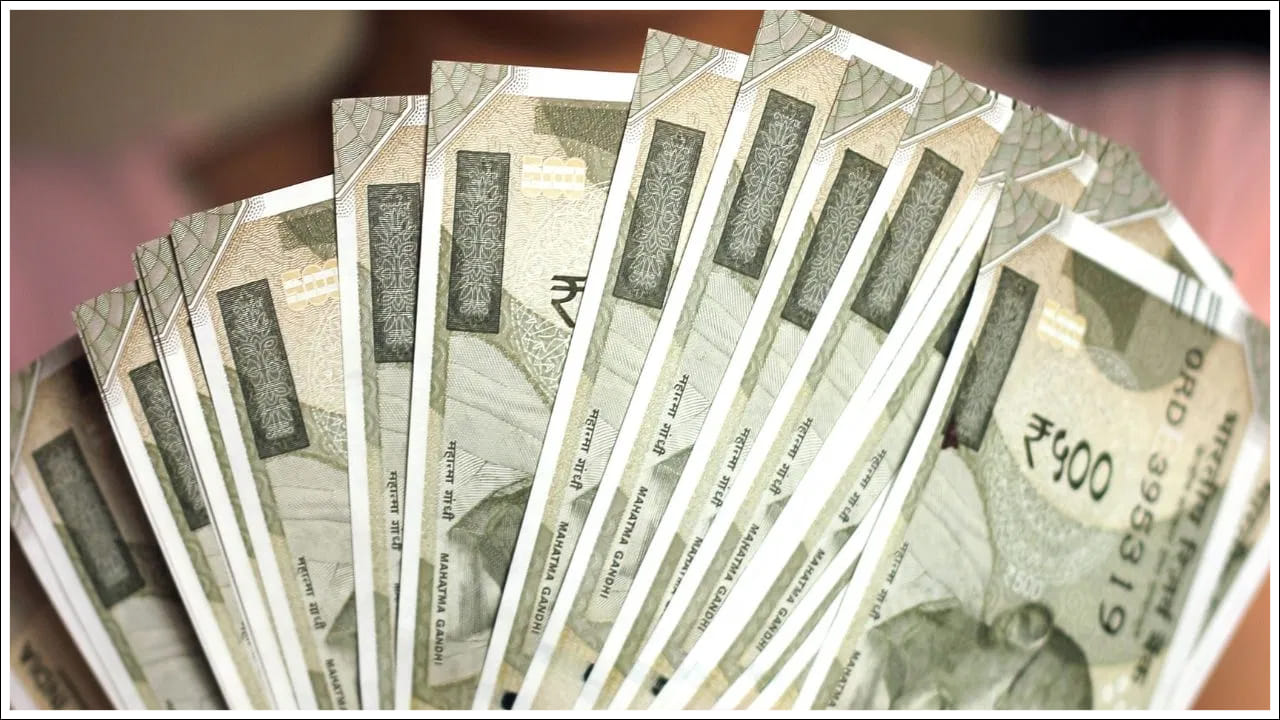  వివిధ కాలపరిమితులను బట్టి వడ్డీ రేట్లు మారుతూ ఉంటాయి. ఉదాహరణకు 7-రోజుల ఎఫ్‌డీపై 3.00% నుండి 3.80% వరకు, 91-రోజుల ఎఫ్‌డీపై 4.90% నుండి 5.70% వరకు, 303-రోజుల ఎఫ్‌డీపై 5.55% నుండి 6.35% వరకు, 444-రోజుల ఎఫ్‌డీపై 6.60% నుండి 7.40% వరకు వడ్డీ లభిస్తుంది. అయితే 60-నెలల ఎఫ్‌డీకి వడ్డీ రేటు సుమారుగా 6.10% నుండి 6.90% మధ్య ఉంటుంది.