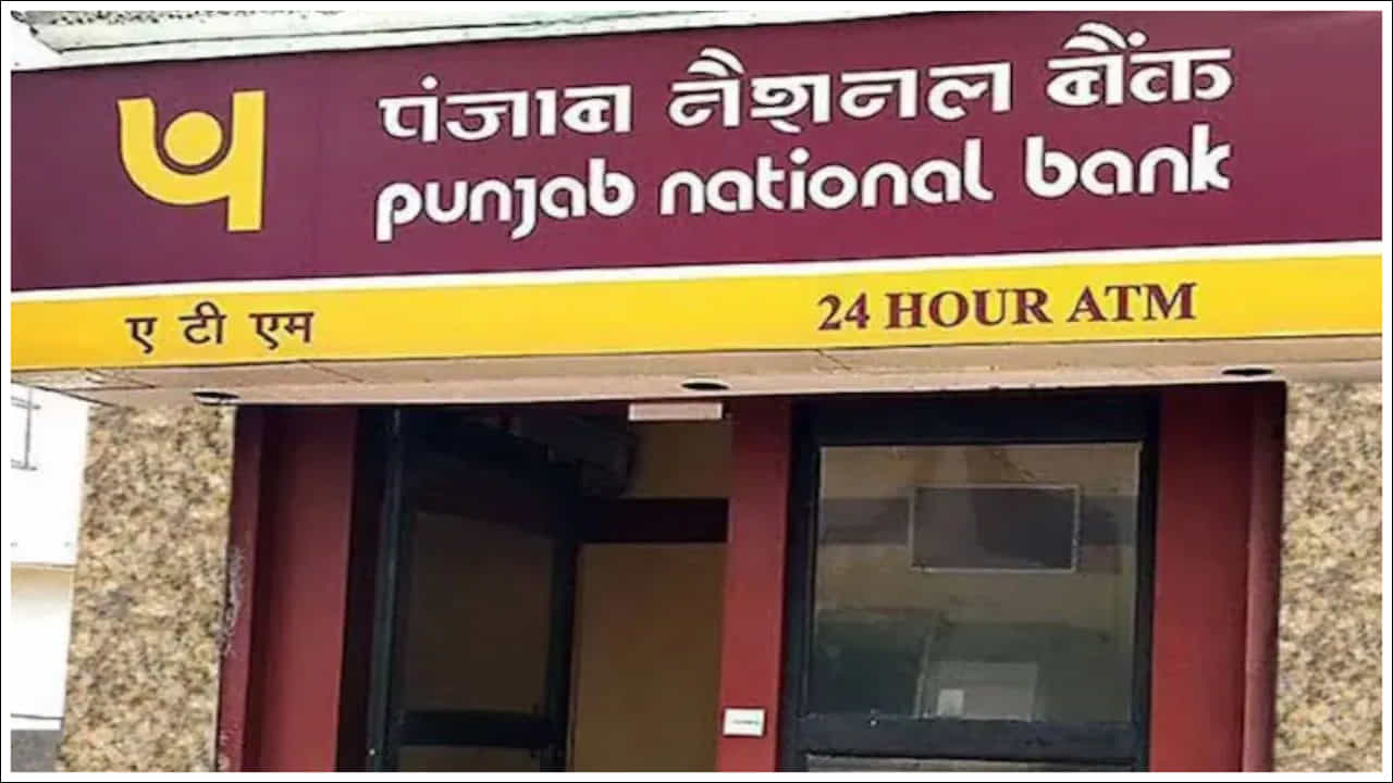 PNB FD: నేటి కాలంలో స్టాక్ మార్కెట్, మ్యూచువల్ ఫండ్స్ వంటి ఎంపికలు అందుబాటులో ఉన్నప్పటికీ, సామాన్య పౌరునికి బ్యాంక్ FD ఇప్పటికీ అత్యంత సురక్షితమైన, నమ్మదగిన పెట్టుబడిగా పరిగణిస్తారు. FDలో మీరు ఒక నిర్ణీత కాలానికి పెట్టుబడి పెడతారు. అలాగే మెచ్యూరిటీ సమయంలో నిర్ణీత వడ్డీ రేటు ప్రకారం పూర్తి మొత్తంతో పాటు దానిపై వడ్డీని కూడా పొందుతారు.