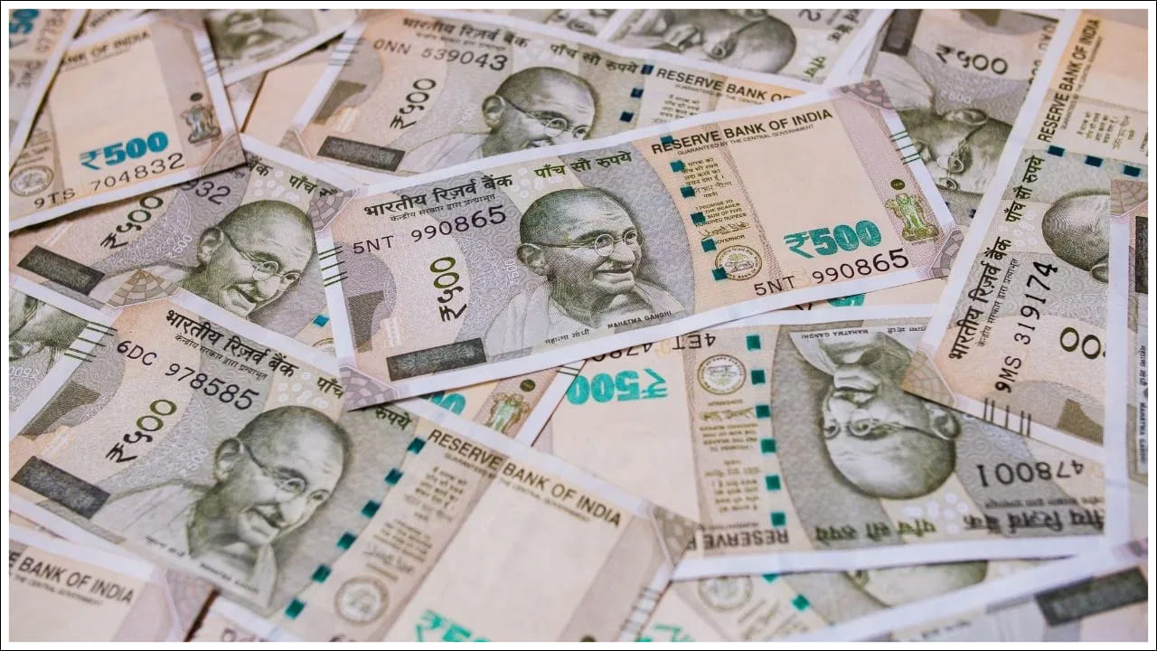  PNB సీనియర్ సిటిజన్లకు ప్రత్యేక అదనపు వడ్డీని అందిస్తుంది. వారి కోసం, అదే పెట్టుబడిపై మొత్తం రూ.2,81,568 వరకు ఉంటుంది. దీనిలో మీకు రూ.81,568 వడ్డీ లభిస్తుంది. అందువల్ల, మీరు సురక్షితమైన, హామీతో కూడిన రాబడిని కోరుకుంటే, PNB FD ప్లాన్ మీకు మంచి ఎంపిక కావచ్చు.