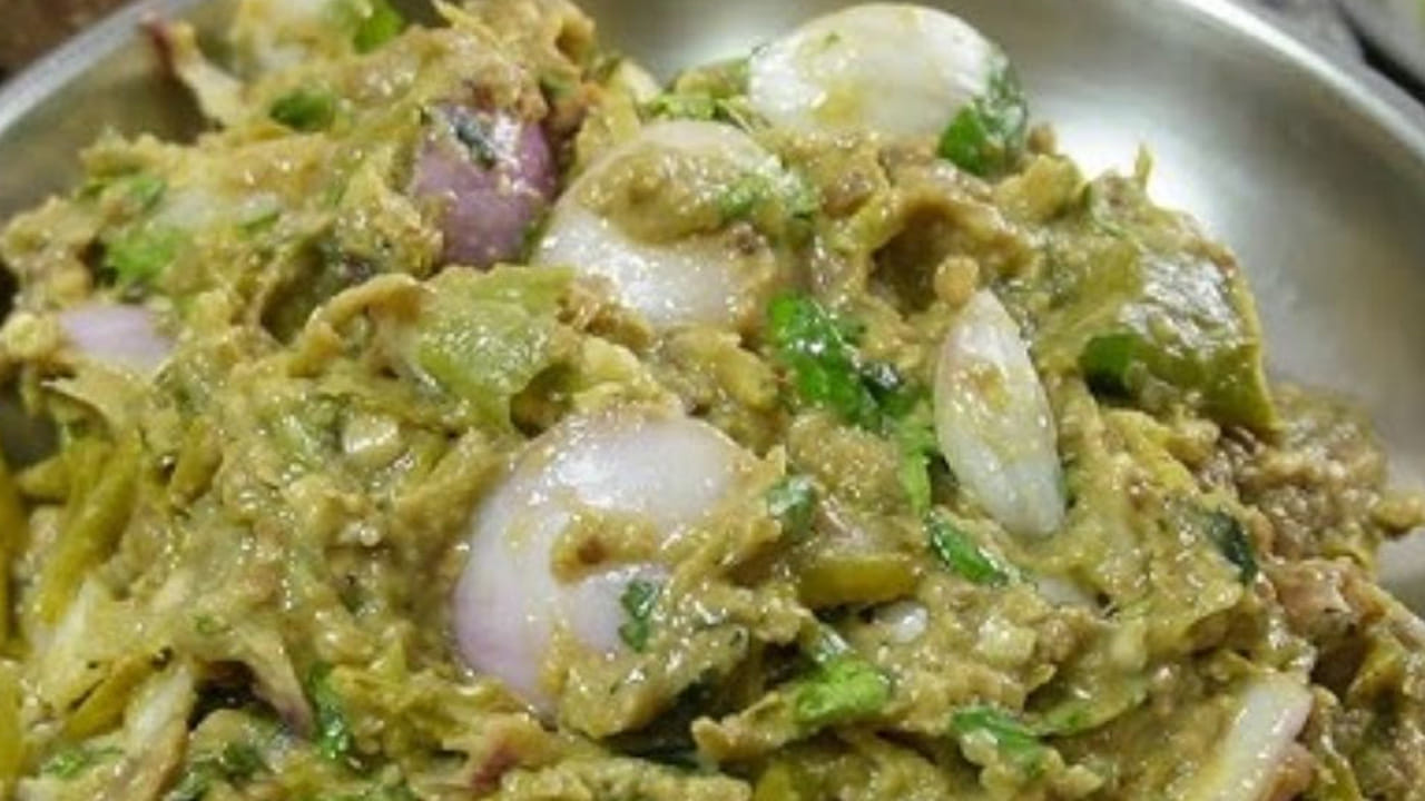 ముందుగా పచ్చిమిర్చిని తీసుకుని వాటిని చిన్న చిన్న ముక్కలుగా కట్ చేసుకుని  ఒక ప్లేట్ లో పెట్టుకోవాలి.  ఆ తర్వాత నిమ్మకాయంత  చింతపండు తీసుకొని ఒక గిన్నెలో కొద్దిగా నీళ్లు పోసి నానబెట్టుకోవాలి.
