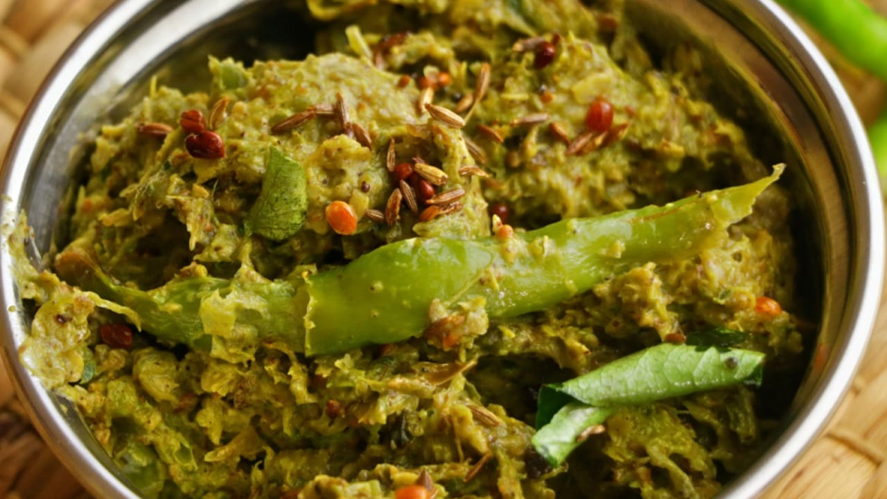 నాలుగు వెల్లుల్లి రెబ్బలను తీసుకొని వాటిని ఉంచుకోవాలి.  ఆ తర్వాత ఉల్లిపాయను తీసుకుని  కట్ చేసుకోవాలి. ఇప్పుడు రోటిలో కొద్దిగా   జీలకర్రను వేసుకొని కచ్చా పచ్చాగా దంచుకోవాలి. 