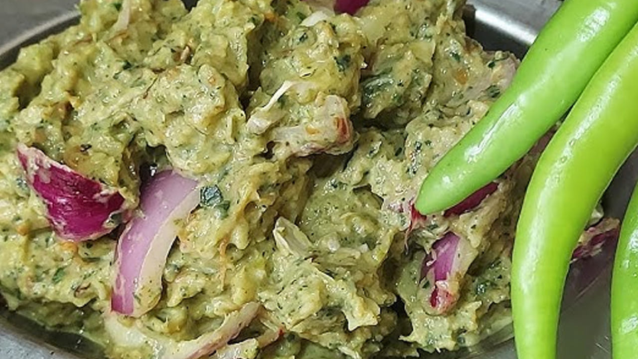 ఇప్పుడు చింతపండును తీసుకుని దానిలో  వేసి రుబ్బుకోవాలి. వెల్లుల్లి రెబ్బలు, ఉప్పు కూడా వేయాలి. ఇప్పుడు ముందుగా పక్కన పెట్టుకున్న  పచ్చిమిర్చి ముక్కలను వేసి వాటిని బాగా  దంచుకోవాలి. 
