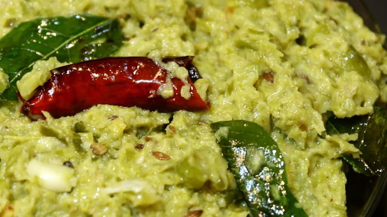 చివర్లో ఉల్లిపాయ ముక్కలు దానిలో వేసి బాగా నూరుకోవాలి.  కొత్తిమీరను కూడా వేసుకొని కలుపుకొని ఒక  గిన్నెలోకి తీసుకోండి. అంతే, రోటి పచ్చడి రెడీ. వేడివేడి అన్నంలో కొద్దిగా కలుపుకొని తింటే వావ్ టేస్ట్ అదిరిందని అనాల్సిందే.