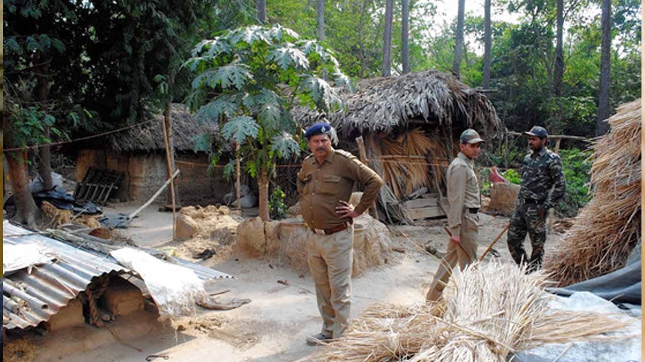 అమానుషం.. సగం గుండు.. మెడలో చెప్పుల దండ.. భార్యతో కలిపి ఊరంతా ఊరేగింపు..!