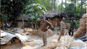 సగం గుండు.. మెడలో చెప్పుల దండ..!