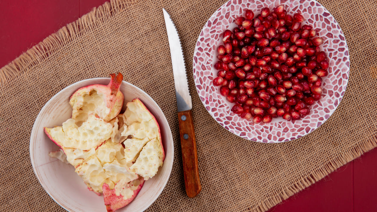 మెరిసే చర్మం కోసం సహజమైన ఫేస్ ప్యాక్: ముఖంపై మొటిమలు, నల్లటి మచ్చలు లేదా గుల్లలతో బాధపడేవారికి దానిమ్మ తొక్క ఒక వరప్రసాదం. ఎండిన దానిమ్మ తొక్కల పొడిని కొద్దిగా గులాబీ నీటితో కలిపి పేస్ట్లా చేయండి. ఈ ప్యాక్ను వారానికి రెండుసార్లు ముఖానికి రాసుకుంటే, చర్మంపై ఉండే బ్యాక్టీరియా నశించి, చర్మం కాంతివంతంగా మారుతుంది. ఇది రసాయనాలు లేని సహజమైన సౌందర్య సాధనం.