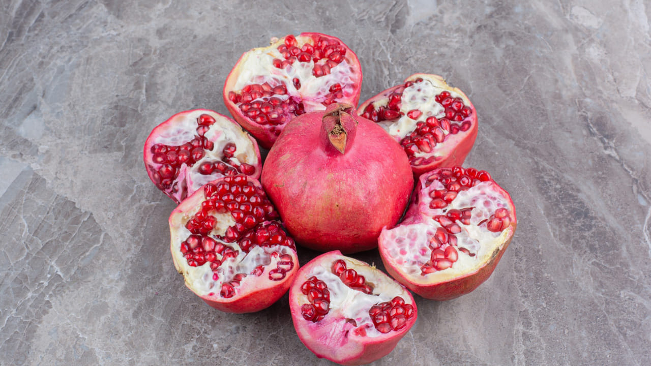 జుట్టు రాలడం - చుండ్రుకు పరిష్కారం: దానిమ్మ తొక్కలు జుట్టు కుదుళ్లను బలపరుస్తాయి. వీటిని జుట్టుకు పట్టించడం వల్ల జుట్టు రాలడం తగ్గడమే కాకుండా చుండ్రు సమస్య నుండి శాశ్వత ఉపశమనం లభిస్తుంది. ఇందులో ఉండే యాంటీఆక్సిడెంట్లు జుట్టును ఆరోగ్యంగా ఉంచుతాయి.