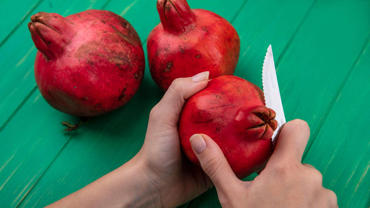 మొలల సమస్యకు ఆయుర్వేద విరుగుడు: మలబద్ధకం, మొలల సమస్యతో బాధపడేవారు ఆయుర్వేద నిపుణుల సలహా మేరకు దానిమ్మ పొడిని మజ్జిగతో కలిపి తీసుకోవడం వల్ల మంచి ఫలితం ఉంటుంది. ఇది జీర్ణక్రియను మెరుగుపరిచి, మలబద్ధకం నుండి ఉపశమనం కలిగిస్తుంది.