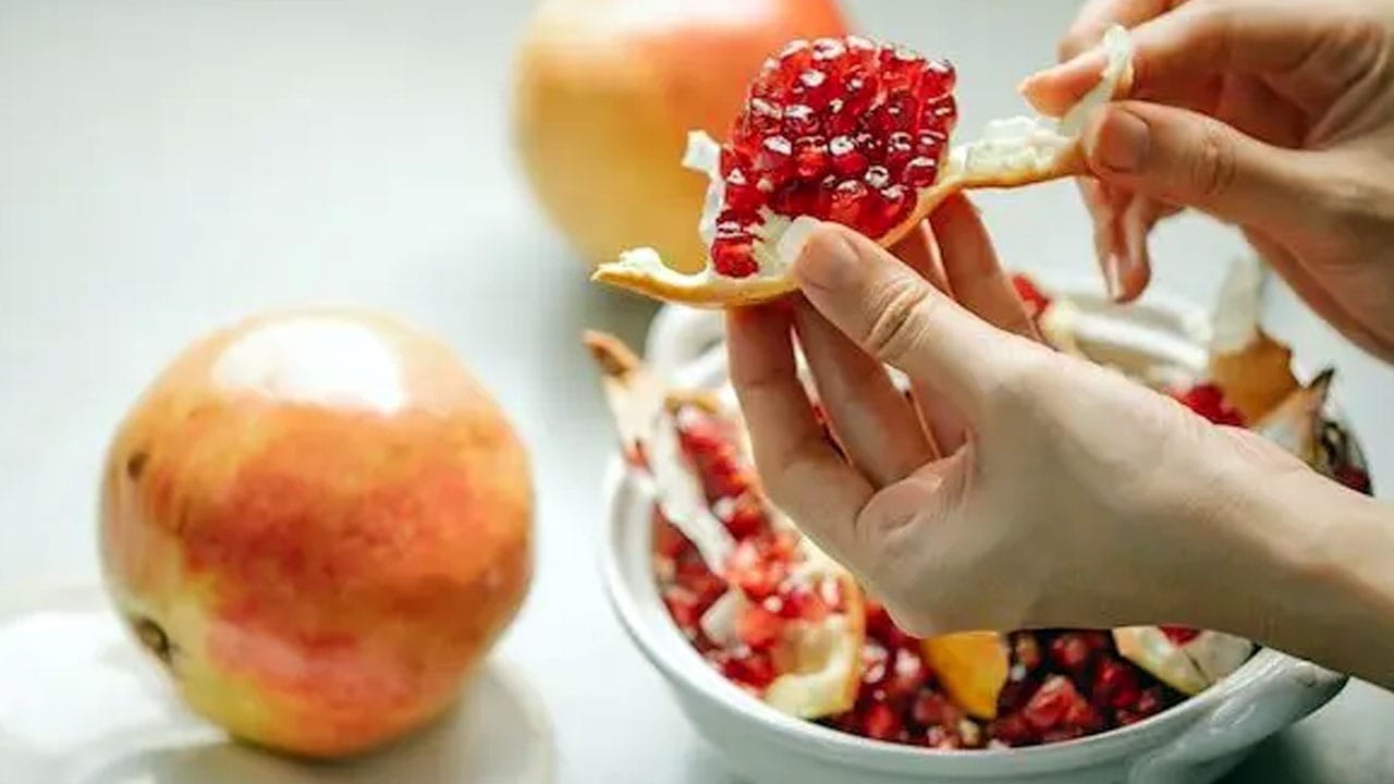 Pomegranate Peeling: దానిమ్మ వలవడం ఇక ఈజీనా?.. గింజలు నలగకుండా, చేతులు మురికి అవ్వకుండా ఈ సింపుల్ టెక్నిక్ ఫాలో అవ్వండి!