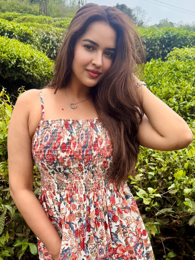 క్యూట్ లుక్స్ తో కట్టిపడేస్తున్న కుర్ర భామ పూజిత