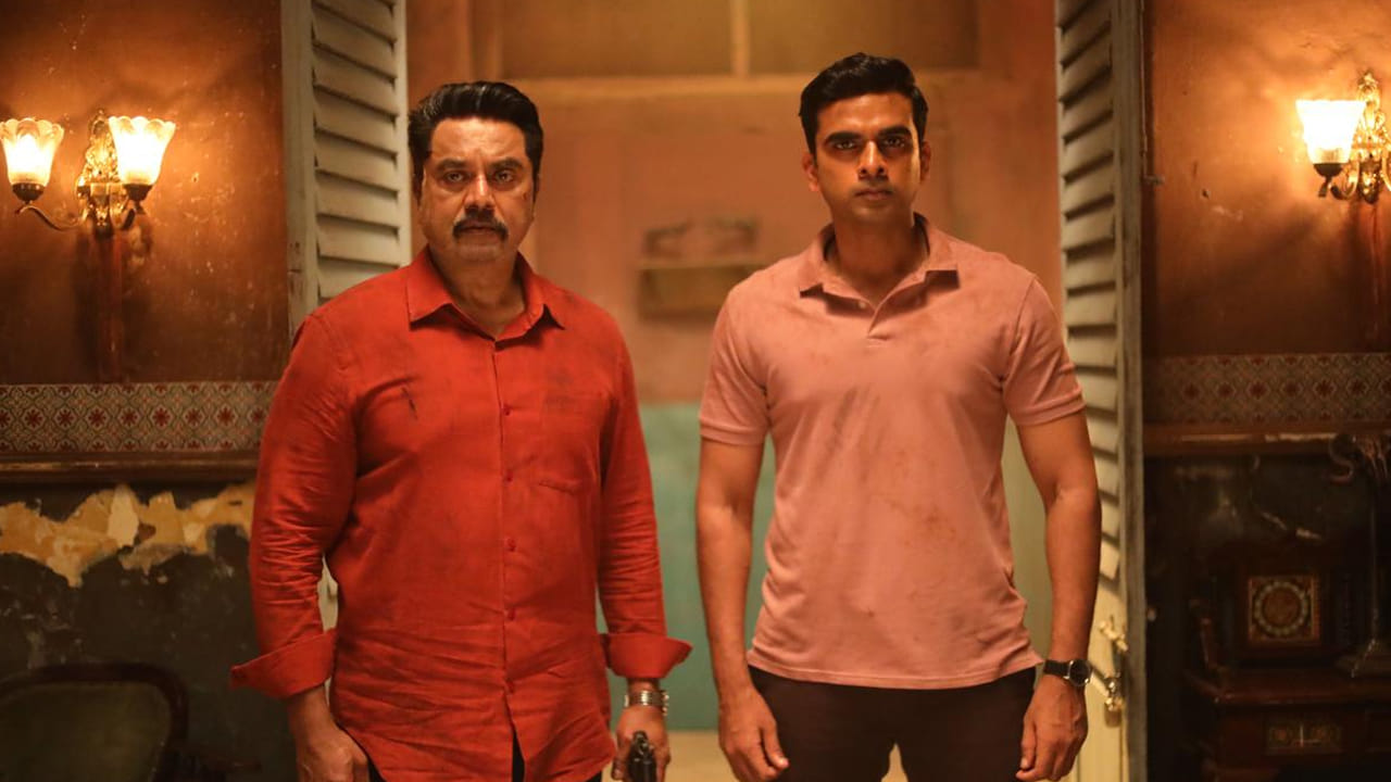 పోర్ తోళిల్ (Por Thozhil): ఇన్వెస్టిగేటివ్ త్రిల్లర్ల జాబితాలో ఇది ఒక మాస్టర్ పీస్. ఒక సీరియల్ కిల్లర్‌ను పట్టుకోవడానికి సీనియర్ , జూనియర్ పోలీస్ ఆఫీసర్లు చేసే వేట ప్రేక్షకులను ఉత్కంఠకు గురిచేస్తుంది. సోనీ లివ్‌లో అందుబాటులో ఉన్న ఈ సినిమా ప్రతి నిమిషం ఎంతో గ్రిప్పింగ్‌గా సాగుతుంది.ఈ సినిమా ఆద్యంతం మిమ్మల్ని కట్టిపడేస్తుంది. 