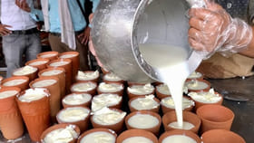 ఆ కుండలో ఏదో మ్యాజిక్ ఉందబ్బా.. ఆ లస్సీనే కావాలంటున్న జనం..