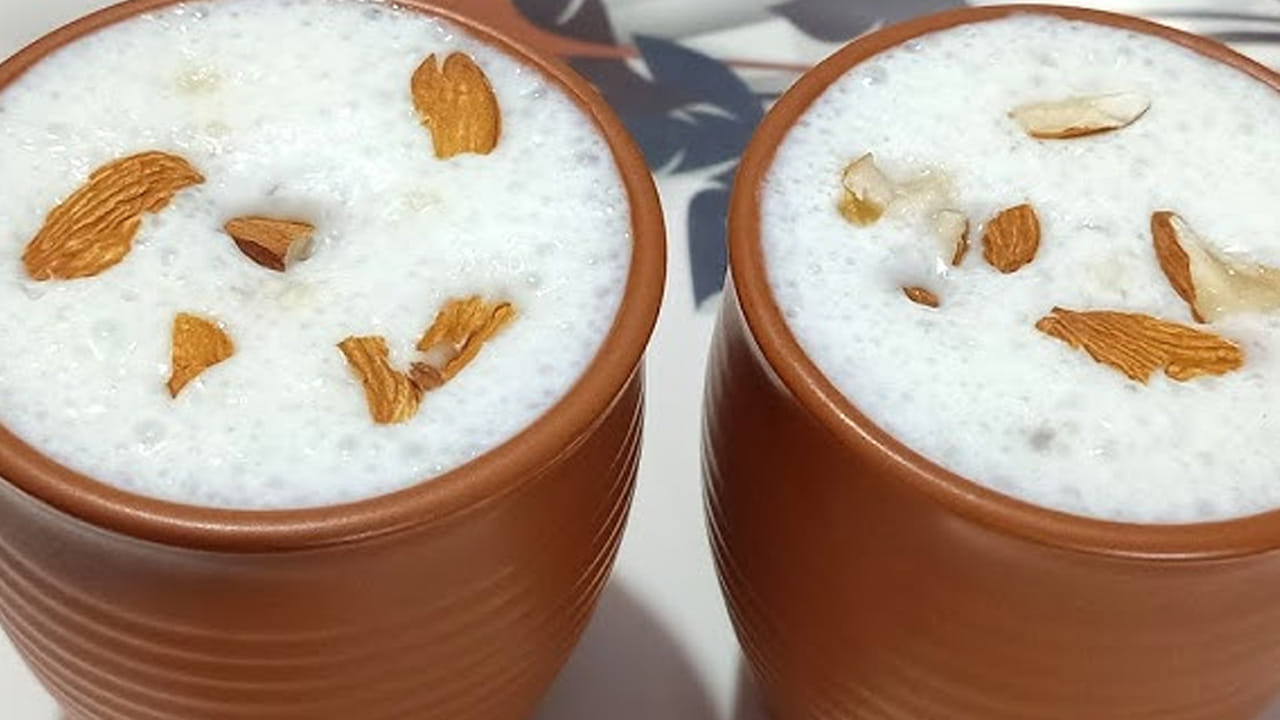 ఈ కుండ లస్సీ రూ.40 నుంచి రూ. 50 రూపాయలు పలుకుతుంది. దీనిలో టేస్ట్  కోసం బాదం, జీడి పప్పును చిన్న ముక్కలుగా చేసి కలుపుతున్నారు. ఇంకా బాడీలో ఉన్న వేడిని తగ్గించే సబ్జ గింజలను దీనిలో వేయడంతో జనాలు ఎగబడి తాగుతున్నారు. 

