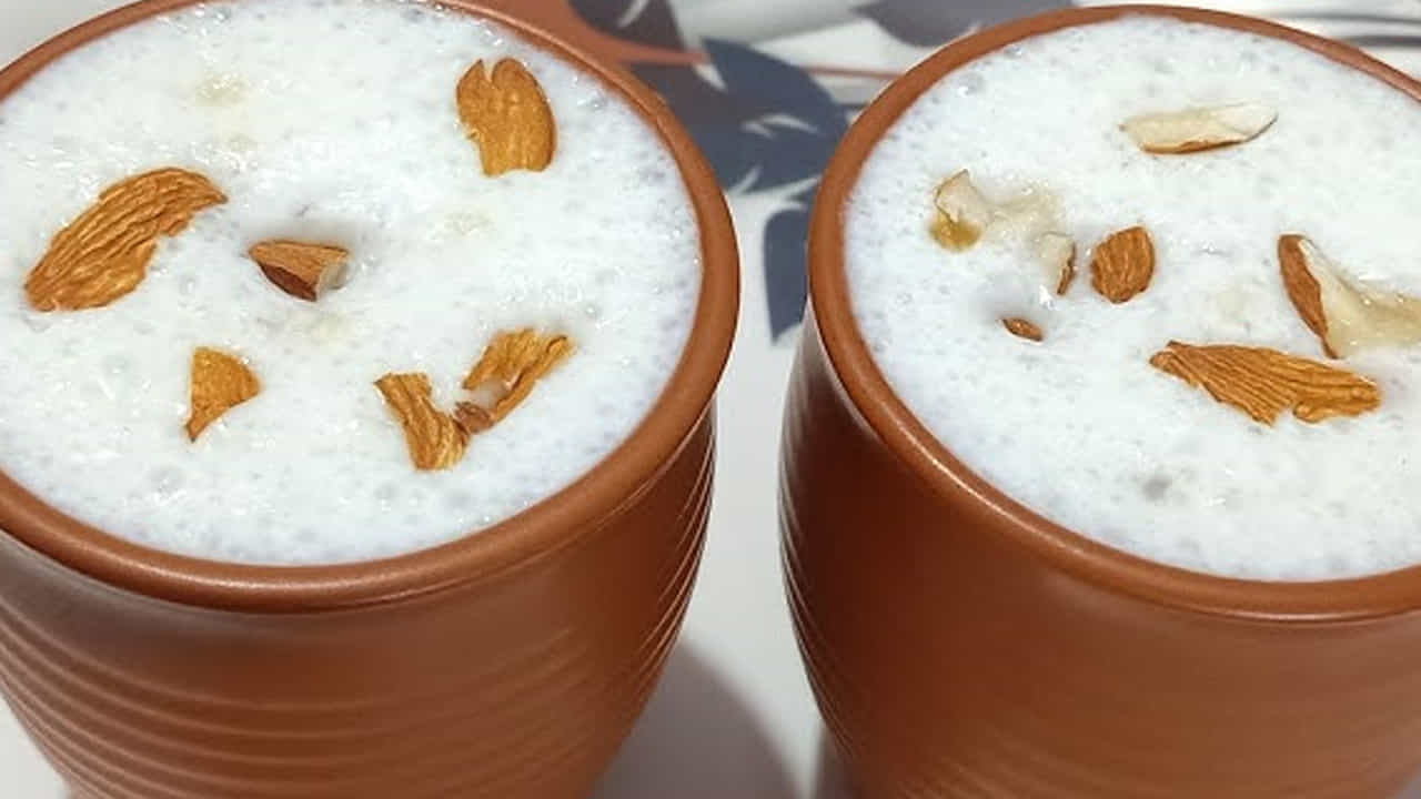 ఈ కుండ లస్సీ రూ.40 నుంచి రూ. 50 రూపాయలు పలుకుతుంది. దీనిలో టేస్ట్  కోసం బాదం, జీడి పప్పును చిన్న ముక్కలుగా చేసి కలుపుతున్నారు. ఇంకా బాడీలో ఉన్న వేడిని తగ్గించే సబ్జ గింజలను దీనిలో వేయడంతో జనాలు ఎగబడి తాగుతున్నారు. 

