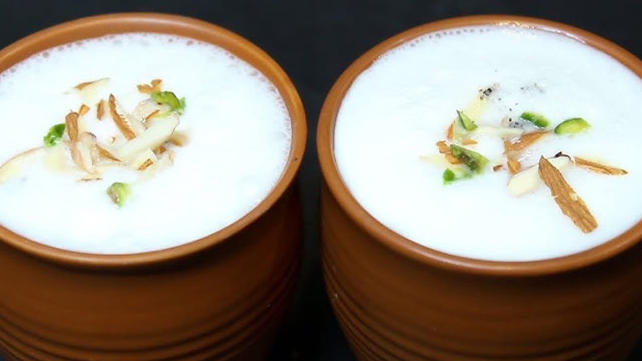 ఈ కుండలో లస్సీ తాగితే జరిగేది ఇదే:  దీనిలో ఎలాంటి రసాయనాలు ఉండవు. కేవలం పెరుగుతోనే ఈ లస్సీ తయారు చేసి కుండల్లో  పోస్తారు. మండే ఎండల్లో ఈ  లస్సీ తాగితే ఆరోగ్యానికి మంచిదని చెబుతున్నారు. దీని వలన కొందరికి మాత్రం ఉపాధి దొరికిందని చెప్పవచ్చు.