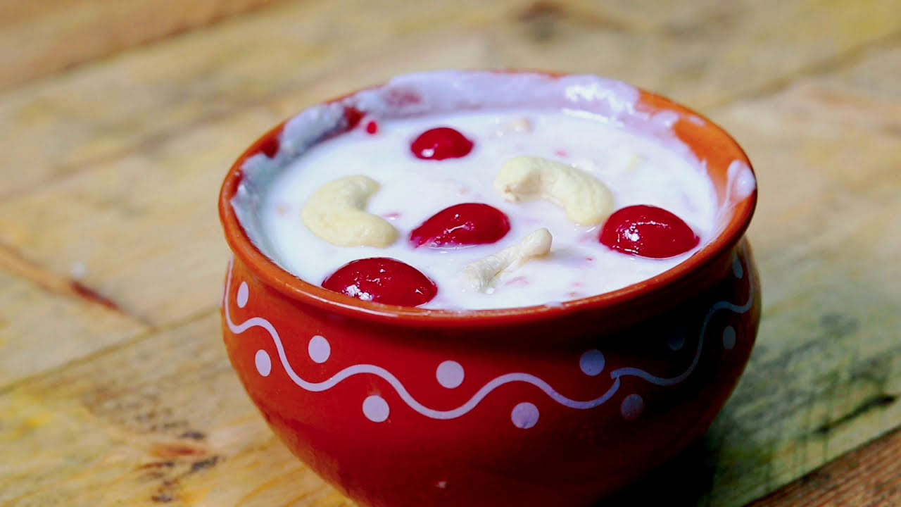 ఆదిలాబాద్లో ఈసారి కుండ లస్సీ అనే కూల్ డ్రింక్ ను పరిచయం చేశారు. అది ఓపెన్ చేసిన రోజు నుంచి జనాలు దానిని తాగడానికి  ఆసక్తి చూపుతున్నారు. వారు అంతలా తాగడానికి అసలు దీనిలో ఏం ఉన్నాయి?  ఈ కుండలో ఏవేం కలుపుతున్నారో ఇక్కడ చదివి తేలుకుందాం.. 
