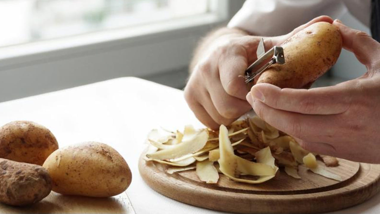 తెల్ల జుట్టుకు చెక్: బంగాళాదుంప తొక్కలు జుట్టుకు ఒక వరం. వాటి రసాన్ని క్రమం తప్పకుండా తలకు పట్టించడం వల్ల జుట్టు రాలడం తగ్గి, కుదుళ్లు బలపడతాయి. ఇది జుట్టుకు సహజమైన మెరుపును కూడా ఇస్తుంది. అన్నింటికన్నా ముఖ్యంగా, మీ జుట్టు చిన్న వయసులోనే నెరసిపోతుంటే, తొక్కలను మరిగించి మరిగించిన నీటితో తలస్నానం చేయడం వల్ల అది క్రమంగా సహజంగా నల్లబడుతుంది. బంగాళాదుంప తొక్కలను నీటిలో మరిగించి, ఆ నీటితో జుట్టును కడగడం వల్ల జుట్టుకు సహజమైన నలుపు రంగు వస్తుంది. ఇది జుట్టు కుదుళ్లను కూడా దృఢపరుస్తుంది.