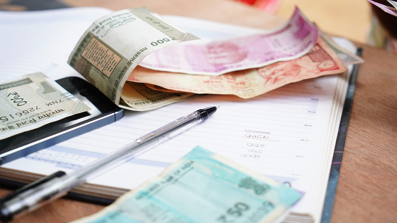 PPF Scheme: మీకు కూడా పోస్ట్ ఆఫీస్ పథకాలు నచ్చి, వాటిలో ఎలాంటి నష్టం లేకుండా పెట్టుబడి పెట్టాలనుకుంటే, లేదా మీరు ఇప్పటికే పెడుతుంటే, అప్పుడు మీరు ఏప్రిల్ 5వ తేదీ లోపు ఈ పనిని పూర్తి చేయాలి. లేకపోతే, మీరు గణనీయమైన నష్టాలను చవిచూడవచ్చు. అవేంటో తెలుసుకుందాం..