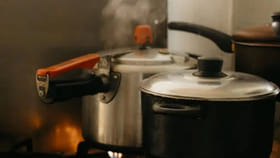 హెచ్చరిక.. ప్రెషర్ కుకర్ వాడుతున్నారా?ఈ 5 తప్పులు చేస్తే ప్రాణాలు