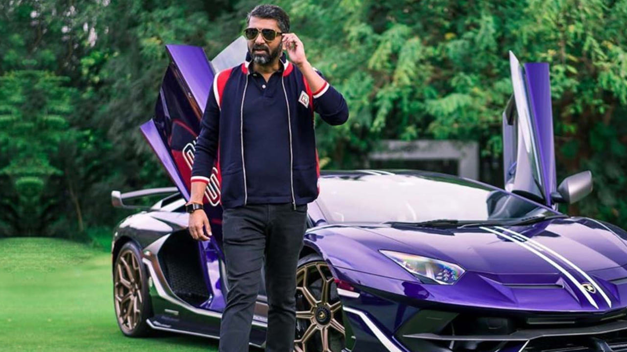 మూడవ రహస్యం: చాలా మంది తమ పొరుగువారిని చూసో లేదా సోషల్ మీడియాలో గొప్పల కోసమో తమ దగ్గర లేని డబ్బును ఖర్చు చేసి ఖరీదైన వస్తువులు కొంటారు. దీనివల్ల వారు ఈఎంఐల ఊబిలో కూరుకుపోతారు. చాణక్య నీతి ప్రకారం, "మీ ఆదాయం కంటే మీ ఖర్చు తక్కువగా ఉండాలి". ధనవంతులు ముందుగా 'అసెట్స్' (డబ్బును తెచ్చేవి) కొంటారు, ఆ తర్వాతే ఆ ఆదాయంతో 'లగ్జరీస్' కొంటారు. ఉదాహరణకు, ఒక ఇల్లు కొని దాన్ని అద్దెకు ఇవ్వడం ఆస్తి, అదే ఇల్లు కొని అందులో ఉంటూ ప్రతి నెలా మెయింటెనెన్స్ కట్టడం బాధ్యత (Liability). మీ జేబులోకి డబ్బు తెచ్చే వాటిపై పెట్టుబడి పెట్టండి, మీ జేబులోంచి డబ్బు తీసే వాటిని వాయిదా వేయండి. ఇదే ఆర్థిక రహస్యం.
