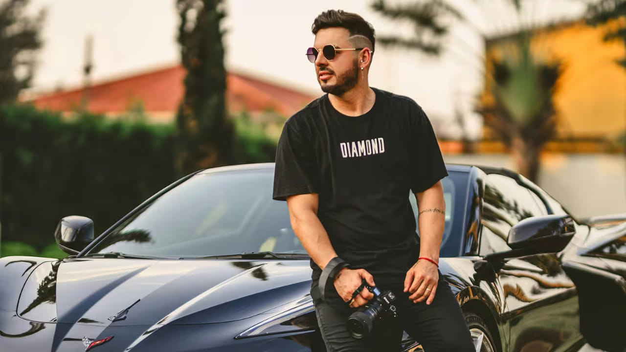 ఐదవ రహస్యం: వ్యాపారం లేదా ఆర్థిక నిర్ణయాలు తీసుకునేటప్పుడు భావోద్వేగాలకు తావుండకూడదు. చాలా మంది 'మంచితనం' అనే ముసుగులో తప్పుడు నిర్ణయాలు తీసుకుని నష్టపోతుంటారు. ఎవరికైనా అప్పు ఇచ్చి తిరిగి అడగలేకపోవడం, బంధువుల కోసం వ్యాపారంలో రాజీ పడటం వంటివి మిమ్మల్ని పేదరికంలోనే ఉంచుతాయి. ఇక్కడ క్రూరంగా ఉండమని అర్థం కాదు, ప్రొఫెషనల్ గా ఉండమని అర్థం. యుద్ధ భూమిలో కనికరం చూపిస్తే ఓటమి తప్పదు, మార్కెట్ కూడా ఒక యుద్ధ భూమి లాంటిదే. మీ విలువను మీరు గుర్తించండి. మీ కష్టానికి తగిన ప్రతిఫలం ఆశించడంలో తప్పు లేదు. భావోద్వేగాలను అదుపులో ఉంచుకుని, వాస్తవాల ఆధారంగా నిర్ణయాలు తీసుకున్నప్పుడే మీరు ఒక సామ్రాజ్యాన్ని నిర్మించగలరు. మీ బలహీనతలే ఇతరులకు పెట్టుబడిగా మారకుండా చూసుకోండి.
